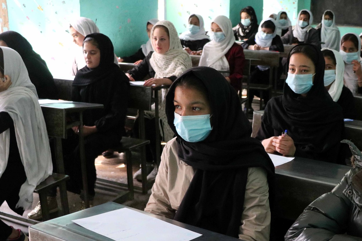 Fetele de peste 12 ani nu mai au voie să cânte la evenimente școlare, în Afganistan