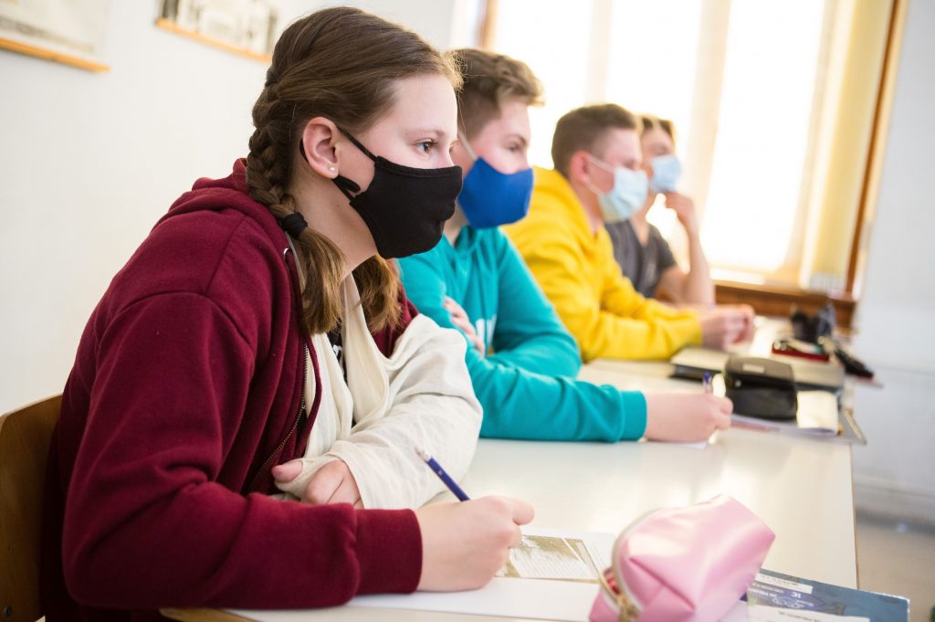 elevi cu masca pe fata in banci, la scoala.