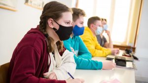 elevi cu masca pe fata in banci, la scoala.