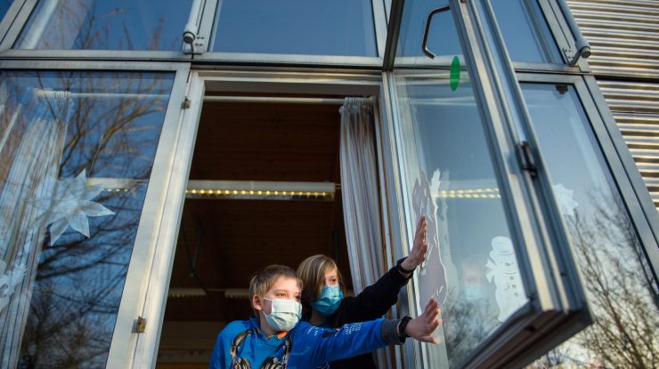 Cum poate o fereastră deschisă în sala de clasă să oprească răspândirea coronavirusului. ANIMAȚIE