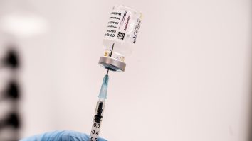 Certificate de vaccinare false şi vaccinuri anti-Covid, la vânzare pe Dark Web. Cât costă un vaccin