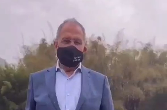 Ministrul de Externe al Rusiei, apariție controversată. S-a pozat purtând o mască imprimată cu mesajul „La naiba cu carantina!“. VIDEO