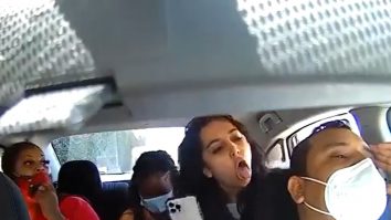 VIDEO. Un şofer de Uber, agresat de o clientă care a refuzat să poarte mască. Femeia a pretins că are Covid şi a tuşit spre bărbat