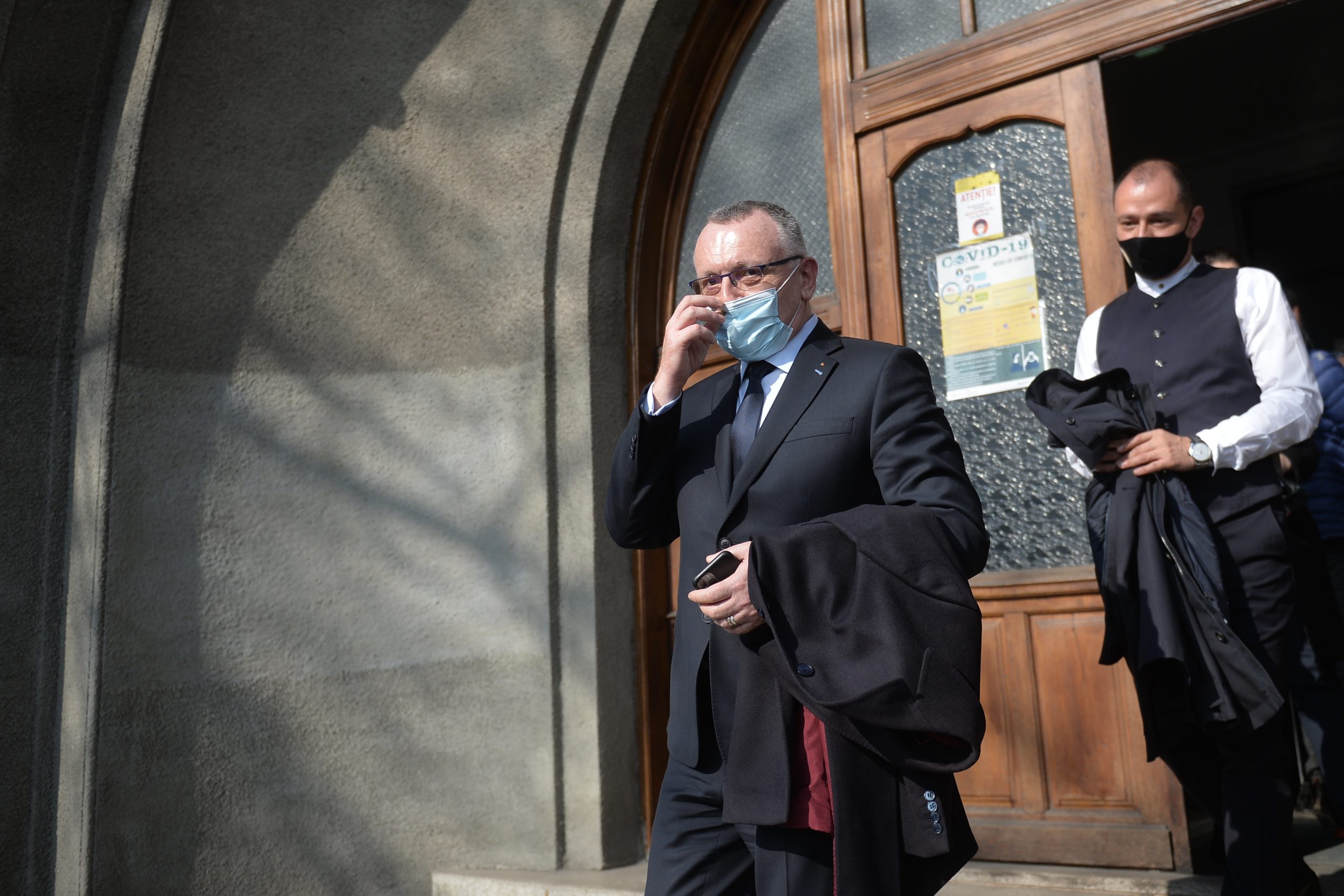 Digitalizarea învățământului, pe plan secund. Sorin Cîmpeanu vrea să cumpere 1.860 de microbuze școlare electrice