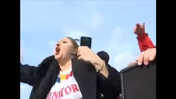 VIDEO. Șoșoacă a fost prezentă la protestul anti-mască din Capitală. A dansat pe piesa „Another brick in the wall”, de la Pink Floyd