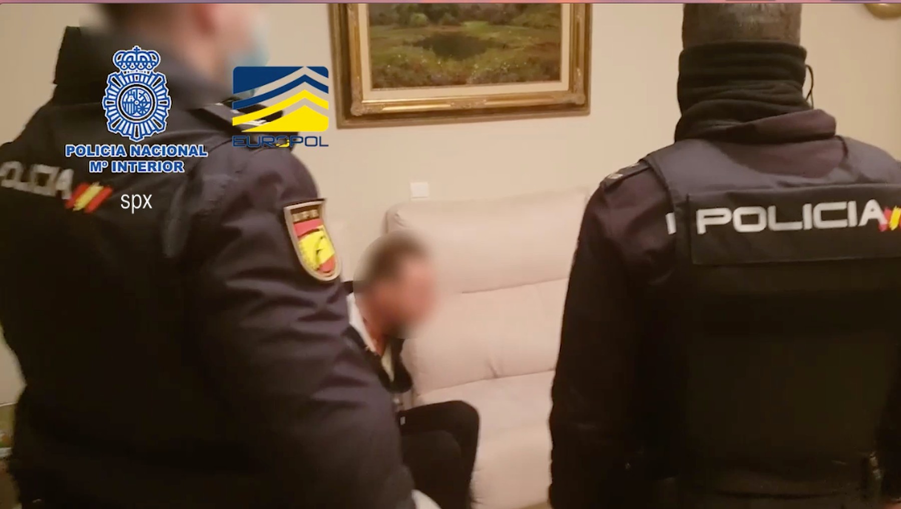 Poliția a înlăturat o rețea internațională de proxeneți, care a forțat 18 românce să se prostitueze. Femeile erau însemnate cu tatuaje