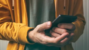 Cum poți scăpa de doomscrolling, obișnuința de a pierde timp citind știri negative online