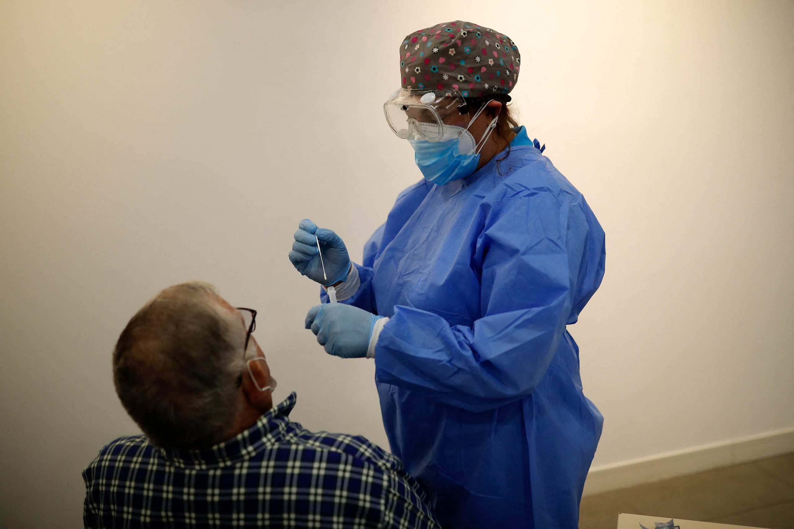 Te vei putea testa pentru COVID-19 în farmacii. Voiculescu: „Un pas spre testarea în masă“