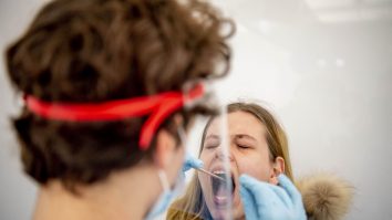 Cât au câștigat laboratoarele acreditate pentru teste PCR în pandemie