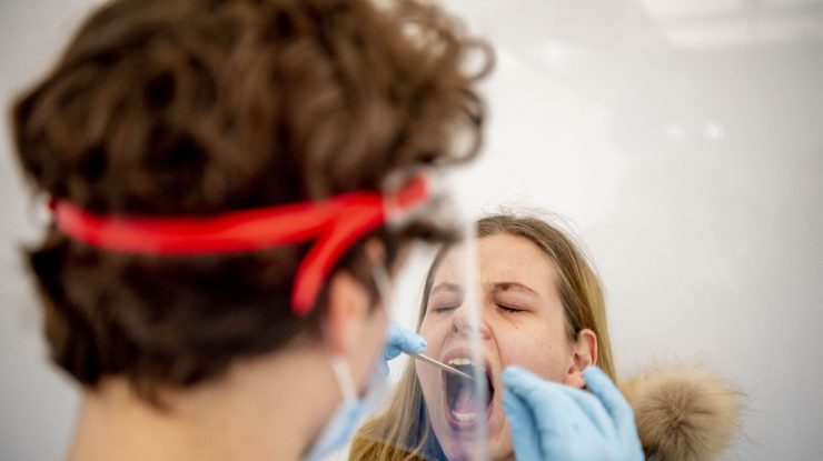 Testul COVID care oferă rezultatul în 20 de secunde a fost aprobat în Marea Britanie. Unde va fi utilizat