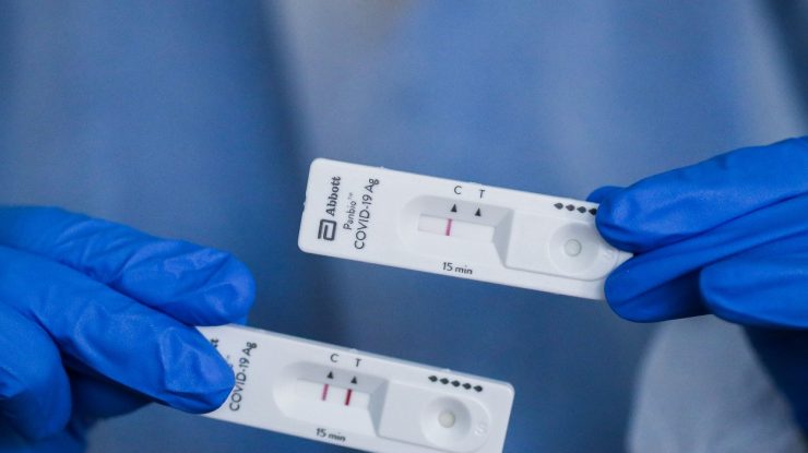 Germania vinde teste Covid la supermarket. Cât costă o trusă cu cinci teste rapide