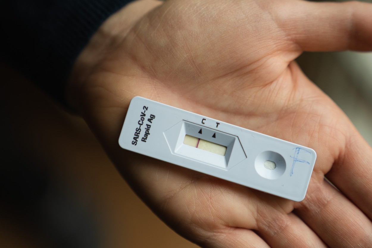 Ministerul Sănătății a aprobat testarea rapidă în farmacii pentru depistarea COVID-19