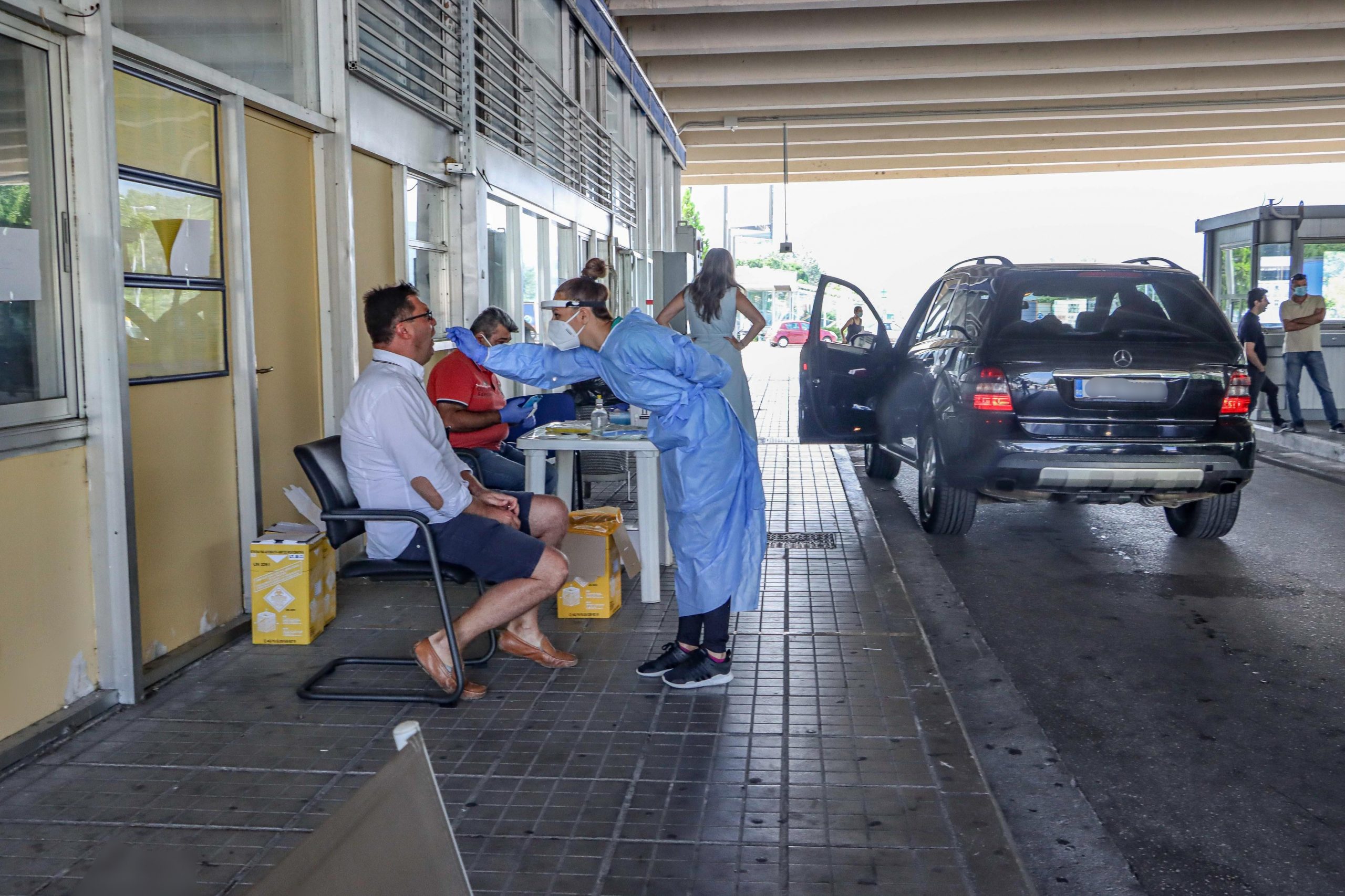 Topul județelor afectate de coronavirus. Trei județe rămân în scenariul roșu, la fel și Bucureștiul