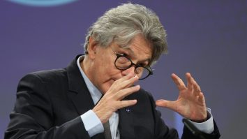 Platformele din UE sunt obligate să elimine conținutul sensibil începând cu luna viitoare. Decizia va deveni globală?