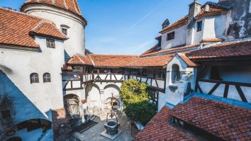 VIDEO. Eveniment privat la Bran de Halloween: Averi de peste un trilion de dolari în ţinutul lui Dracula / Invitaţi miliardari şi vedete de la Hollywood