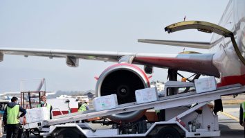 FT: Până la finalul lui 2021, transportul aerian nu va face față numărului de vaccinuri. Care e soluția