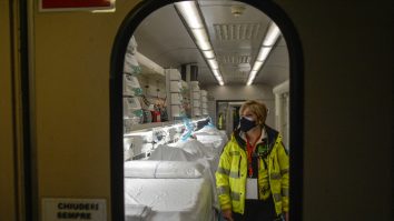 Țara în care un spital COVID pe șine transportă pacienții între orașe, pentru a diminua presiunea pe unitățile medicale