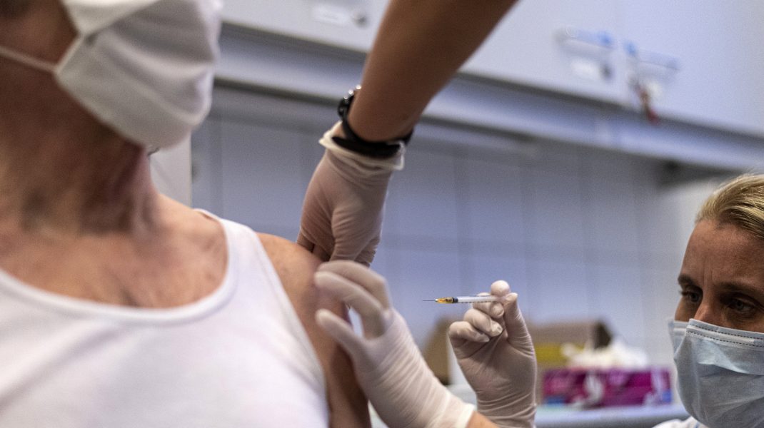 Studiu. Transmiterea coronavirusului a fost redusă la jumătate după vaccinare
