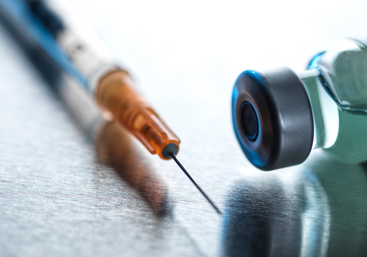 Producătorii de vaccinuri duc lipsă de materii prime. Ţările impun restricţii la exporturi