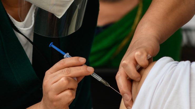 Persoanele care au avut COVID-19 au nevoie doar de o singură doză de vaccin. Acestea ar dezvolta de până la 45 de ori mai mulți anticorpi