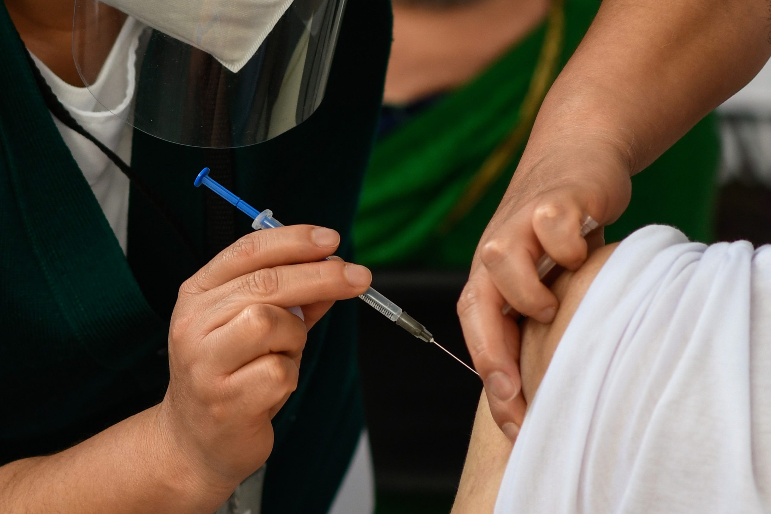 Persoanele care au avut COVID-19 au nevoie doar de o singură doză de vaccin. Acestea ar dezvolta de până la 45 de ori mai mulți anticorpi