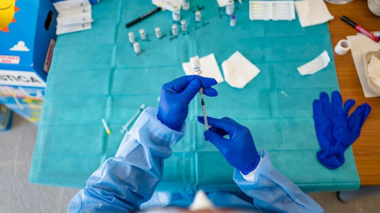 Un veteran de război și-a cedat vaccinul anti-COVID unei tinere care suferă de cancer