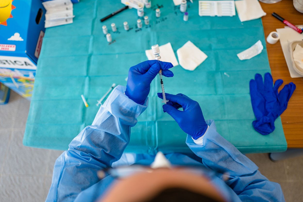 Un veteran de război și-a cedat vaccinul anti-COVID unei tinere care suferă de cancer