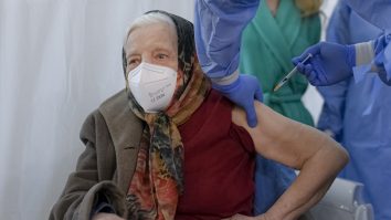 O femeie din București, în vârstă de 105 ani, a primit rapelul vaccinului anti-COVID. „E singura soluție să scăpăm”