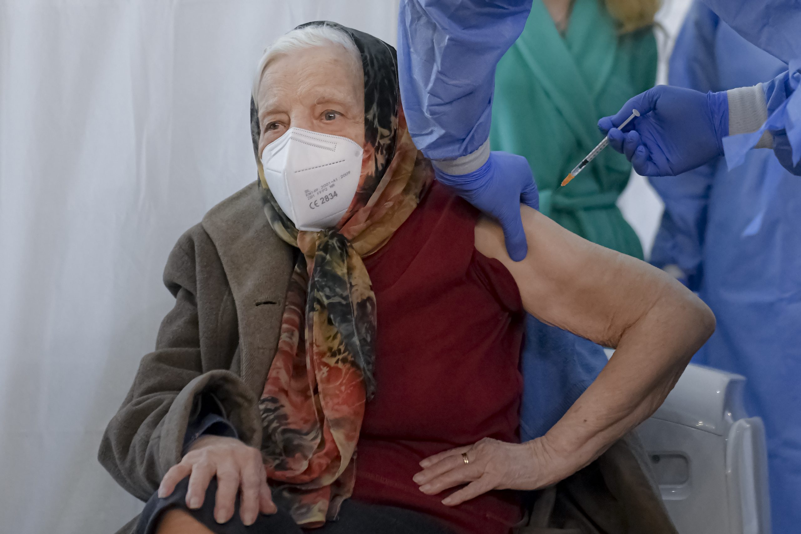 O femeie din București, în vârstă de 105 ani, a primit rapelul vaccinului anti-COVID. „E singura soluție să scăpăm”