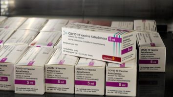 cutii cu vaccinuri AstraZeneca