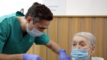 Valeriu Gheorghiță, după ce a vaccinat persoana cu numărul 1 milion: „Eu am avut emoții, ea a fost încântată“