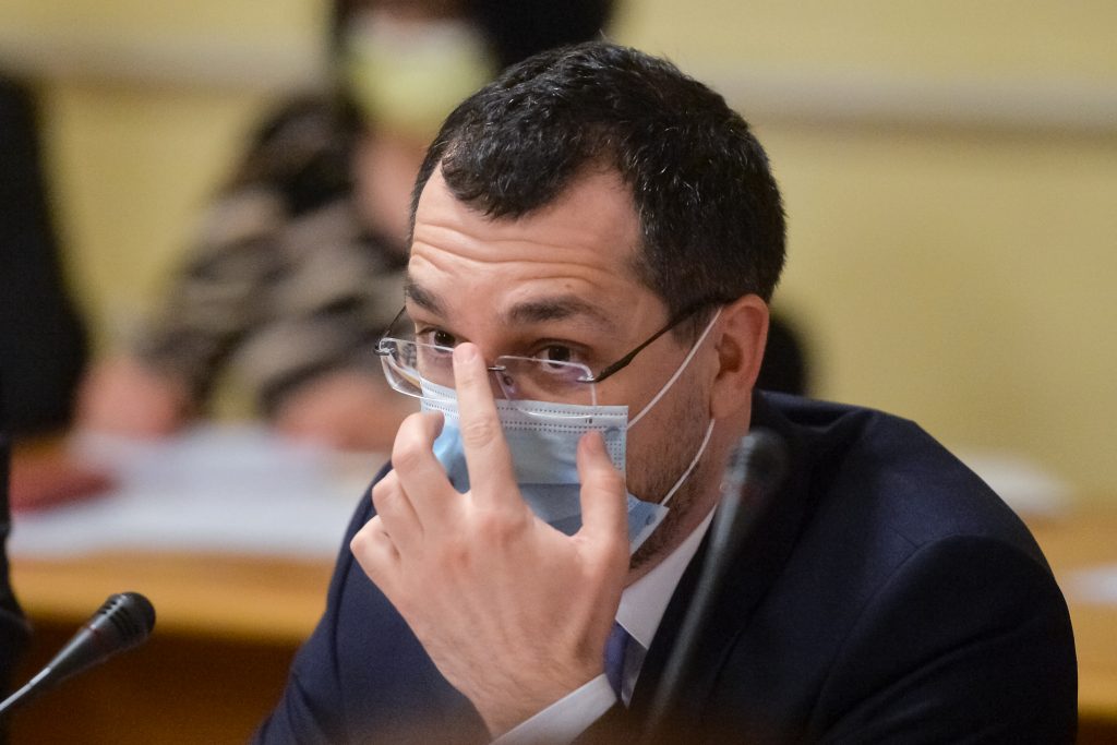 Voiculescu, acuzat de un deputat PNL că nu îl preocupă sistemul sanitar românesc: „Vă interesează doar imaginea“
