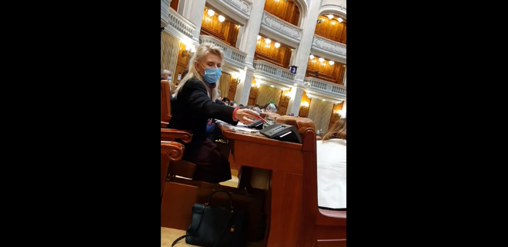 VIDEO. Acuzații de vot multiplu în Parlament. Deputați PSD și AUR au votat în locul colegilor lor