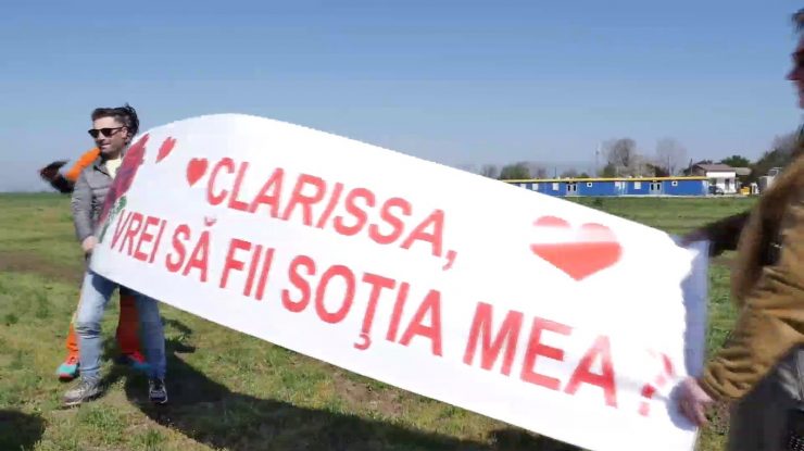 Și-a convins iubita să sară cu parașuta doar pentru a o cere de soție pe un aerodrom. Ce i-a răspuns femeia înainte să ajungă la sol