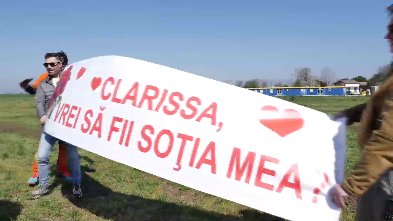 Și-a convins iubita să sară cu parașuta doar pentru a o cere de soție pe un aerodrom. Ce i-a răspuns femeia înainte să ajungă la sol