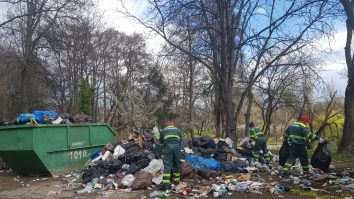 Pe malul lacului Herăstrău a apărut un munte de gunoi. Deșeurile provin de la restaurantele din parc. Cum s-a ajuns în această situație. FOTO-VIDEO