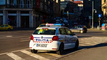 Alarmă în zona Guvernului. Un troller a fost abandonat sub o maşină