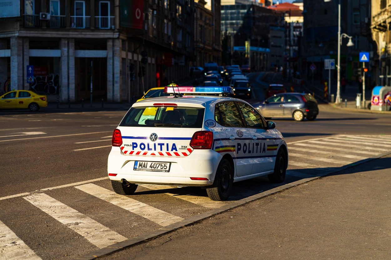 Alarmă în zona Guvernului. Un troller a fost abandonat sub o maşină