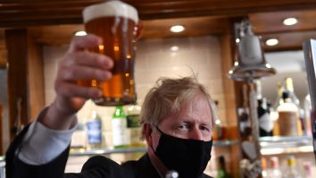 VIDEO. Cum a sărbătorit Boris Johnson relaxarea restricțiilor: „Ridic o halbă de bere precaut”