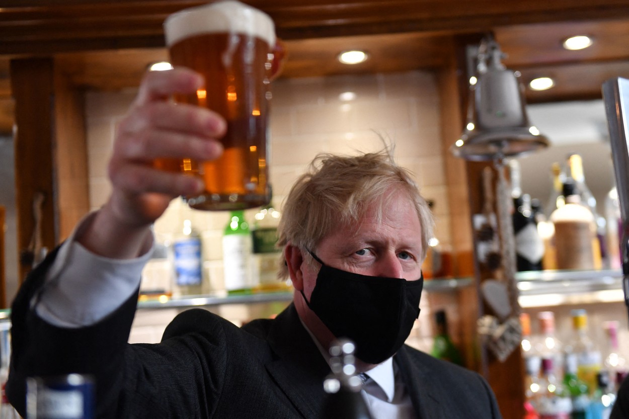 VIDEO. Cum a sărbătorit Boris Johnson relaxarea restricțiilor: „Ridic o halbă de bere precaut”