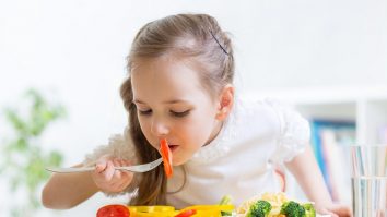 Ce trebuie să conţină alimentaţia unui copil în vacanţă. Sfaturile unui medic nutriţionist