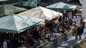 Englezii au avut liber la terase şi baruri. Vânzări record în prima zi fără restricţii