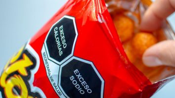 FOTO. Un copil de şase ani a găsit un glonţ într-o pungă de pufuleţi