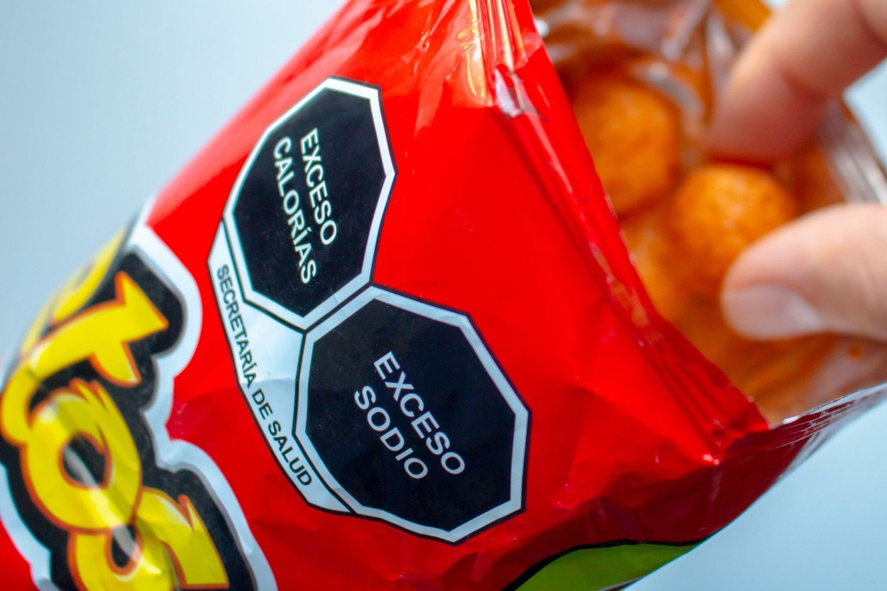 FOTO. Pufuleţi cu surprize. Un copil a găsit un glonţ real într-o pungă de pufuleţi