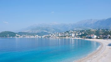 Țara care nu cere turiștilor vaccin sau teste PCR. Cât costă o vacanță în doi