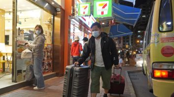 O femeie de 90 de ani a pierdut 23 de milioane de lire sterline. Cum au păcălit-o mai mulți escroci din Hong Kong