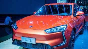 Huawei e primul producător de telefoane care lansează o mașină. Şi Apple vrea să facă asta.