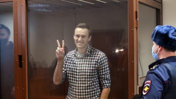 Oficialii închisorii în care este deținut Navalnîi amenință că îl vor hrăni forțat. Activistul ar fi slăbit opt kilograme în greva foamei