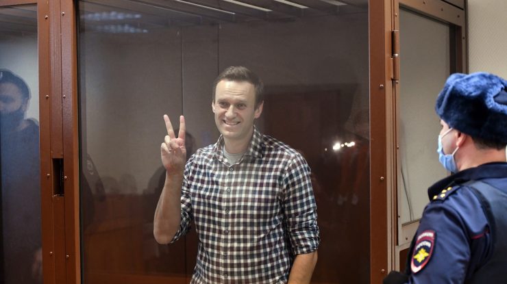 Oficialii închisorii în care este deținut Navalnîi amenință că îl vor hrăni forțat. Activistul ar fi slăbit opt kilograme în greva foamei