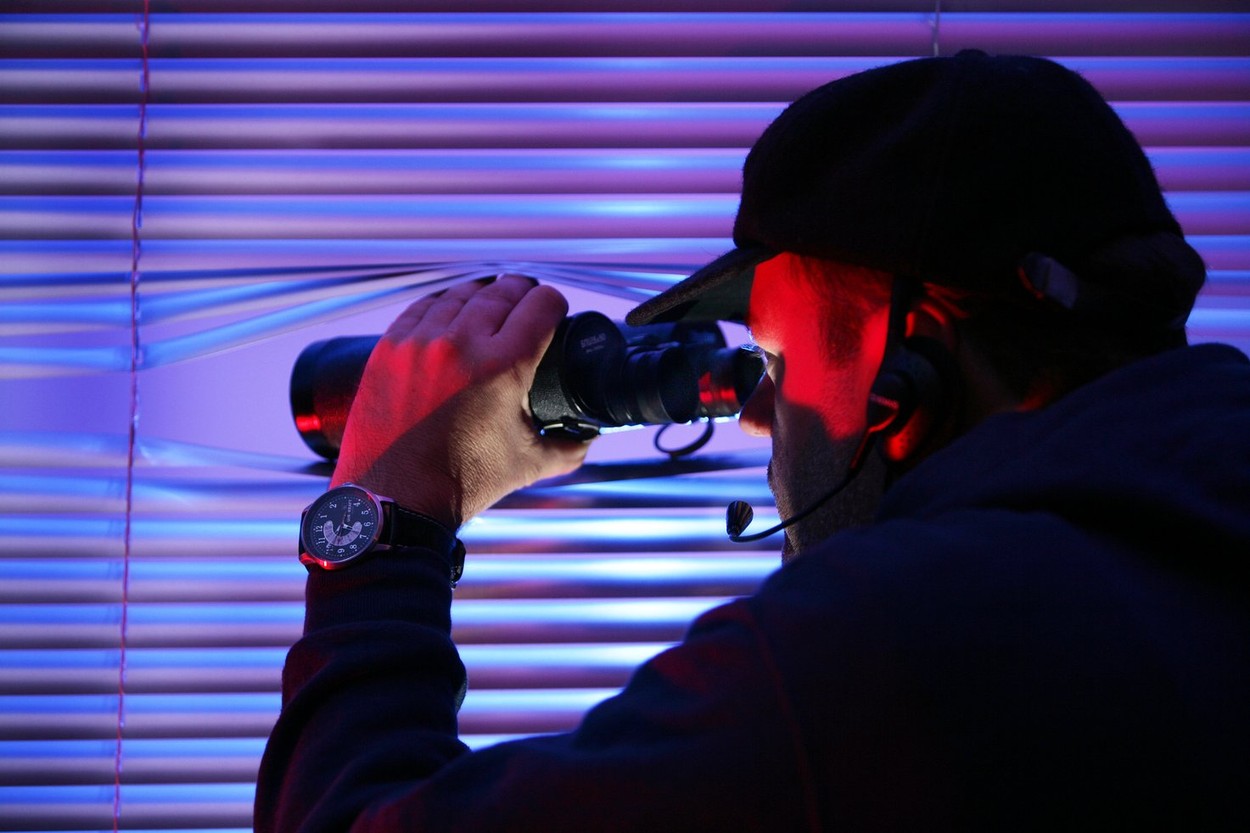 O multinațională a angajat un detectiv pentru a verifica un angajat. Ce făcea în timpul programului